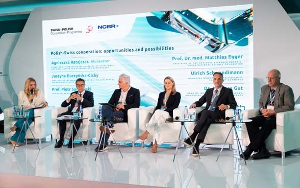 Six participants à la table ronde organisée à l’occasion du lancement du programme suisse-polonais pour la recherche et l’innovation.