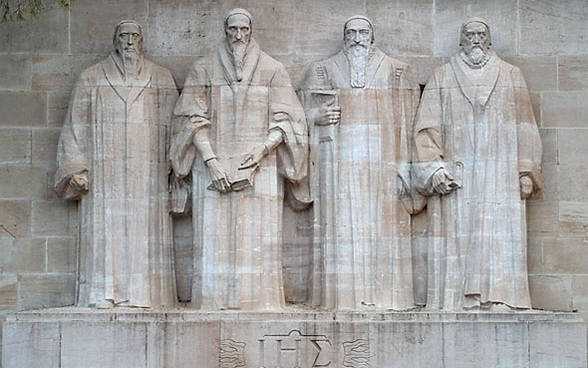 )) В центре Стены Реформации в Женеве изображены статуи деятелей Реформации - Гийома Фареля, Жана Кальвина, Теодора Беза и Джона Нокса