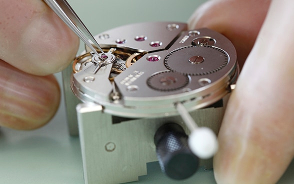На часовом заводе в Гренхене ремонтируют механические наручные часы.