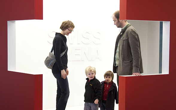 Une famille visite une exposition.