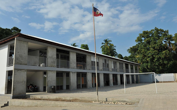 Ansicht eines wiederaufgebauten Schulgebäudes. © DEZA