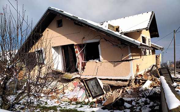 Una casa distrutta dal terremoto