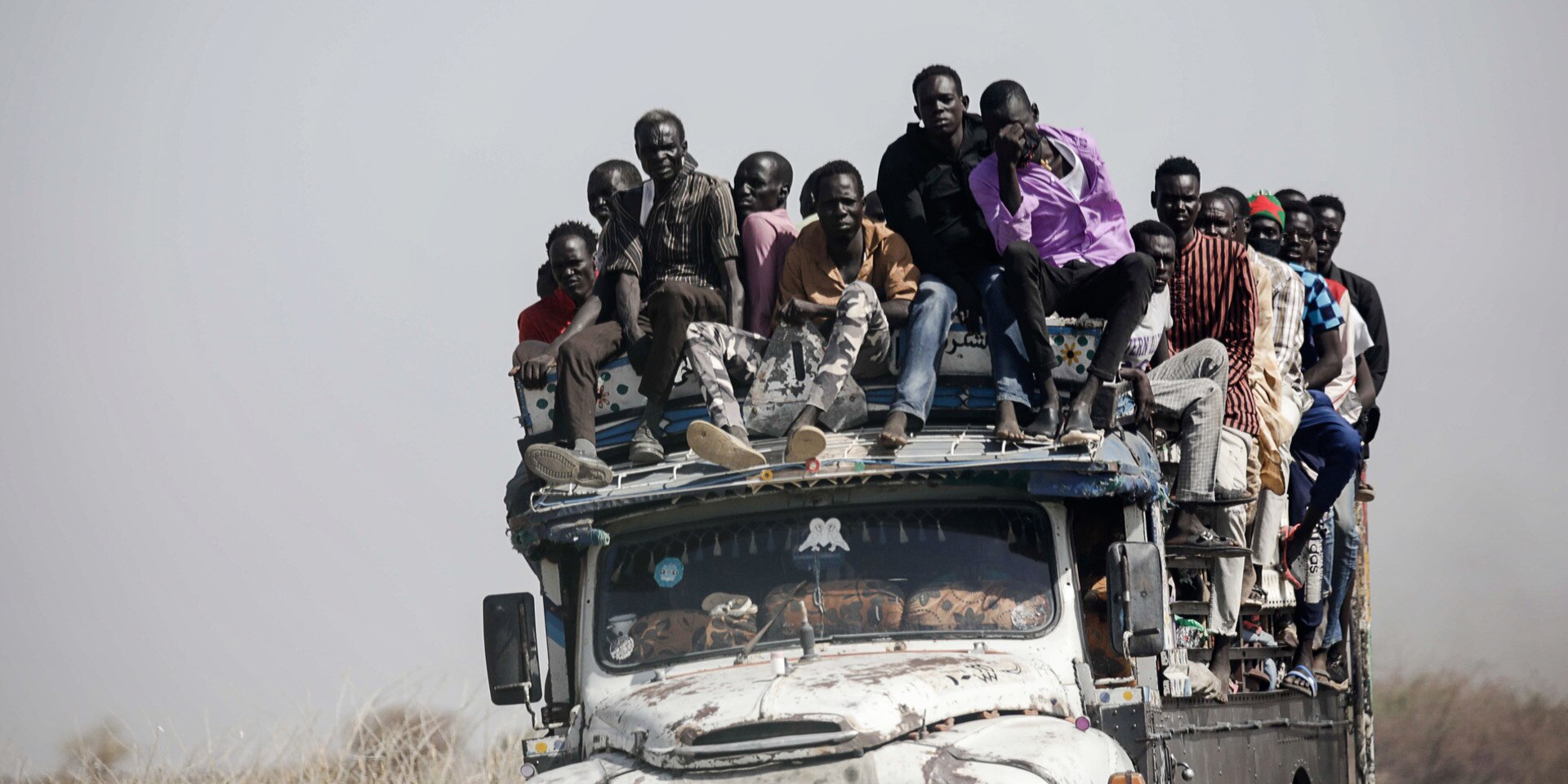 Rifugiati sudanesi e sud sudanesi rimpatriati salgono su un camion che li porta dal confine alla città di Renk, nello Stato sud sudanese dell'Alto Nilo.