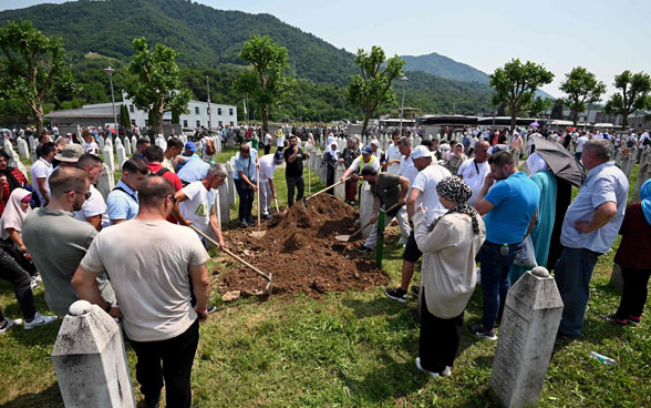Auf einem Friedhof in Bosnien und Herzegowina werden die menschlichen Überreste einer seit 1995 vermissten Person begraben.