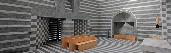 )) Espacio interior de la iglesia con sus diseños geométricos y los contrastes en gris y blanco