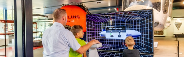 Un padre enseña a su hijo cómo funciona el simulador de zeppelín