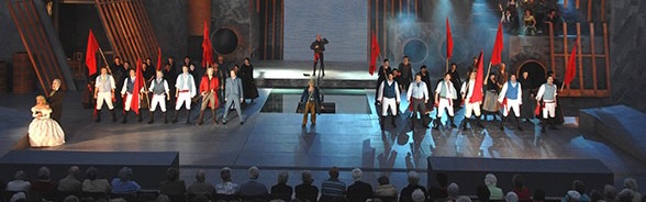 Escena de la obra teatral “Los miserables” en el escenario lacustre a orillas del lago de Thun.