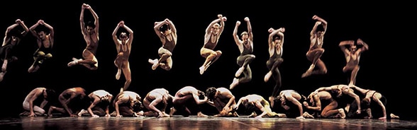 Bailarines en poses de salto