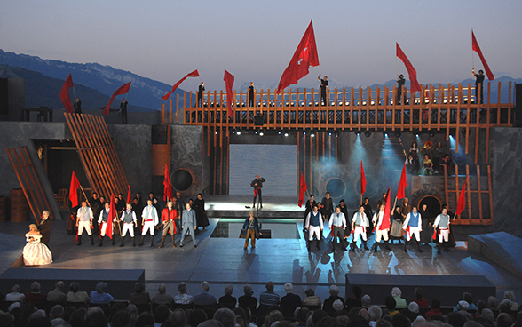 Scene from the play "Les Misérables" on the Lake Thun Stage
