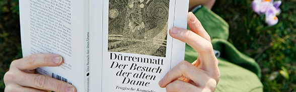 Une femme lit un roman de Friedrich Dürrenmatt