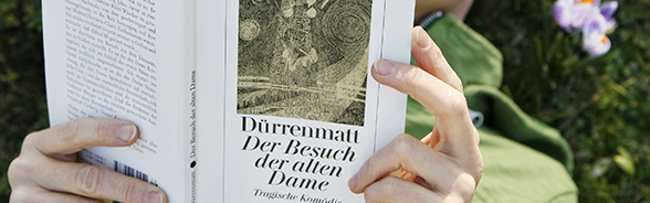 フリードリッヒ・デュレンマットの本を読む女性
