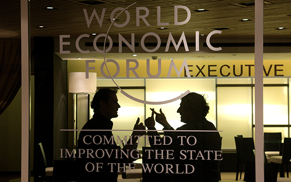 Discussion dans une salle de pause du Forum économique mondial