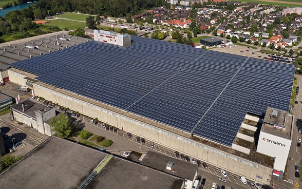 Toit du parc industriel Riverside, équipé de panneaux solaires sur une surface équivalente à cinq terrains de football.
