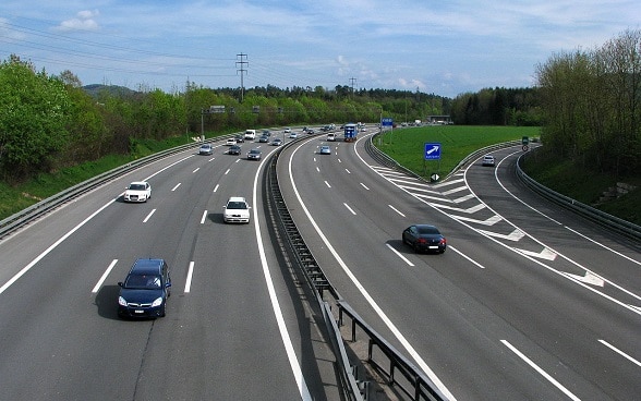 Automóviles y camiones en la autopista A1.