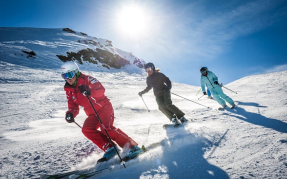 ベルナー・オーバーラントのユングフラウ地方でスキーを楽しむスキーヤーたち