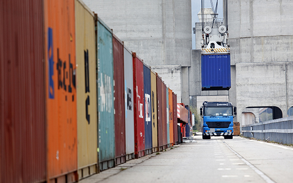Containers at a loading station