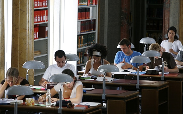 Estudiantes en la biblioteca de la Universidad de Berna.
