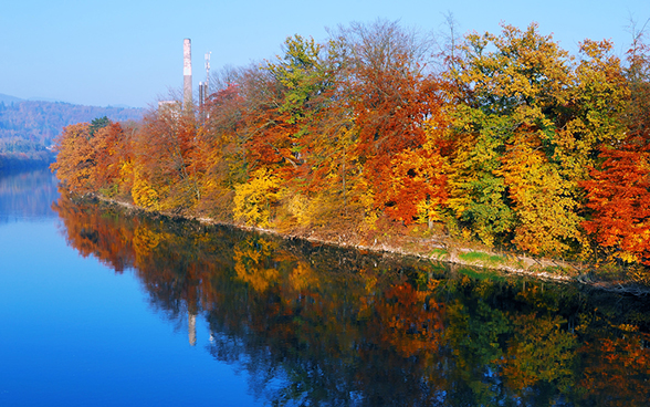 索洛图恩州的阿勒河畔树木繁茂，光艳夺目的橘红色秋树倒映在河面上。