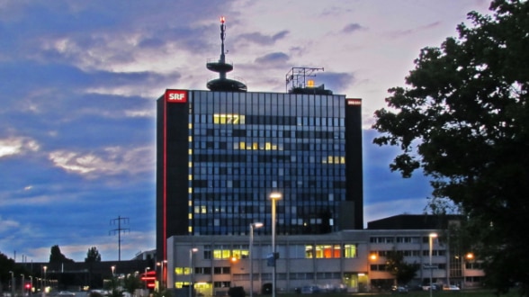Dach des Hauptgebäudes von Schweizer Radio und Fernsehen in Leutschenbach, Zürich.