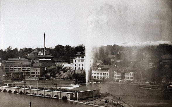 Photo du premier jet d'eau de Genève, à l'emplacement de l'usine de la Coulouvrenière.