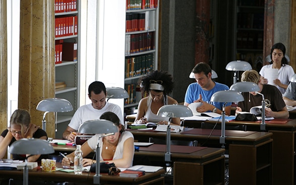 Studierende in einer Bibliothek