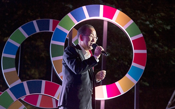 Der südkoreanische UNO Generalsekretär spricht in ein Mikrofon 