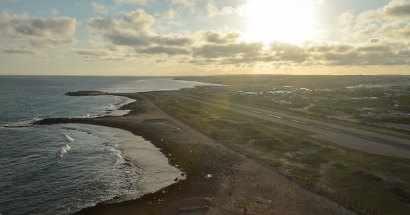 Landscape that includes the airport of Mogadishu, the headquarters of the UN mission, represents.