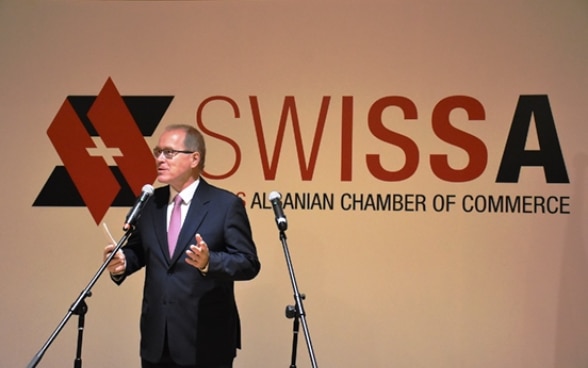 Raymond Furre, Kreu i Bashkëpunimit Ekonomik tek SECO, duke folur gjatë lancimit të Dhomës së Tregëtisë Zvicër-Shqipëri, Tiranë. 