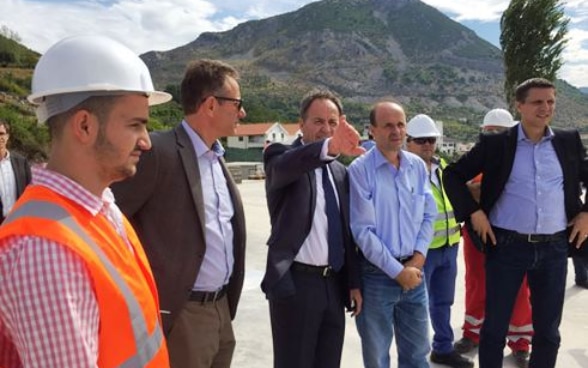 Ivo Germann, SECO head of operations, and Swiss Ambassador Christoph Graf talking to water utility management in Lezhë, Albania. 