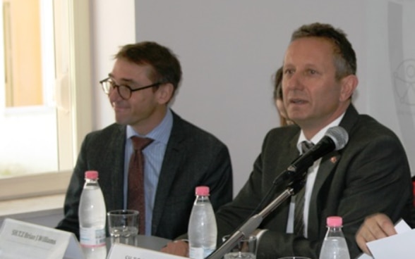 Swiss Ambassador in Albania Christoph Graf (right) and UN Resident Representative in Albania Brian Williams. ©FDFA