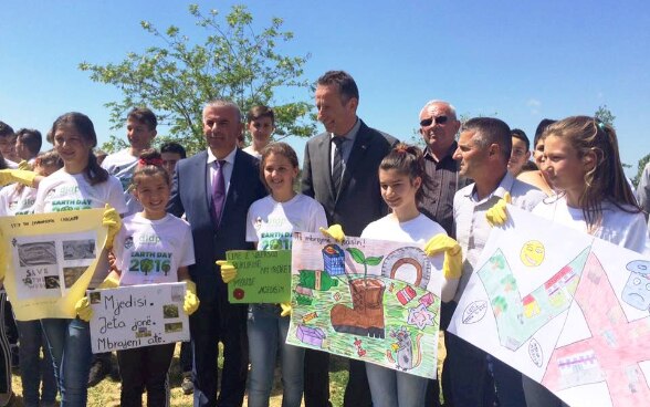 Swiss Ambassador Christoph Graf and Mayor of Shijak, Albania, meet with children from schools
