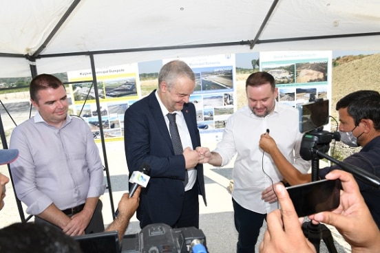 Swiss Ambassador in Albania Adrian Maître (centre) with Mayor of Berat Ervin Demo inaugurating the renovated waste deposit site. 