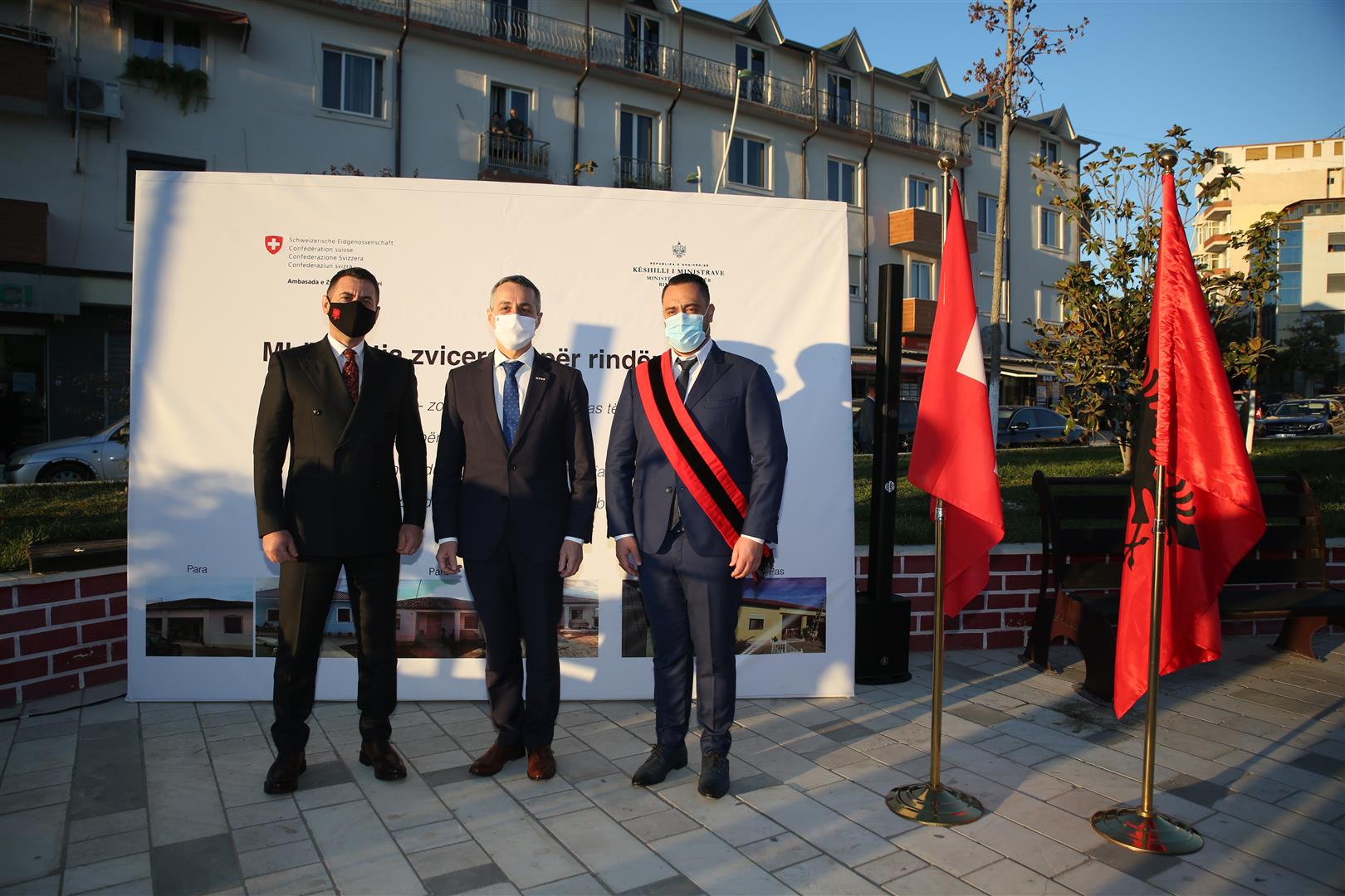 Federal Councilor Ignazio Cassis met with Albania's President Ilir Meta, Prime Minister Edi Rama and Acting Minister for Europe and Foreign Affairs Gent Cakaj. He met also the Minister for Reconstruction Arben Ahmetaj and visiteted houses renovated in Shijak with Swiss support. 