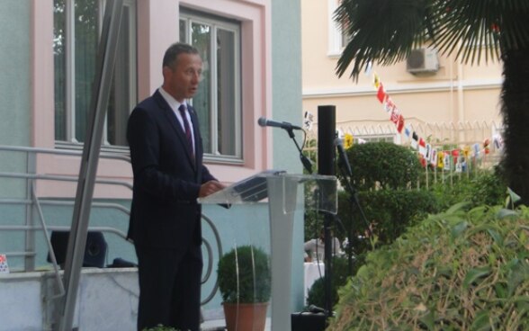 Ambasadori zviceran Christoph Graf duke folur gjatë pritjes për Ditën Kombëtare të Zvicrës