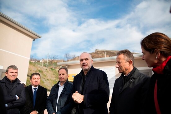 Swiss Ambassador Graf and German Deputy Ambassador Holstein with Albania's PM Rama inaugurating the new Lezha water supply system. ©