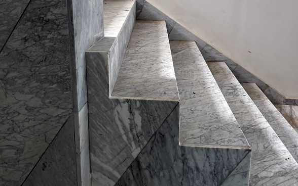 Escalier avec sol en marbre gris dans la Résidence de l’Ambassadeur.