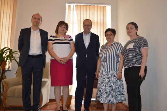 Ambassador Lazzarotto meets the Administrative Representative of the Qarahunj rural settlement