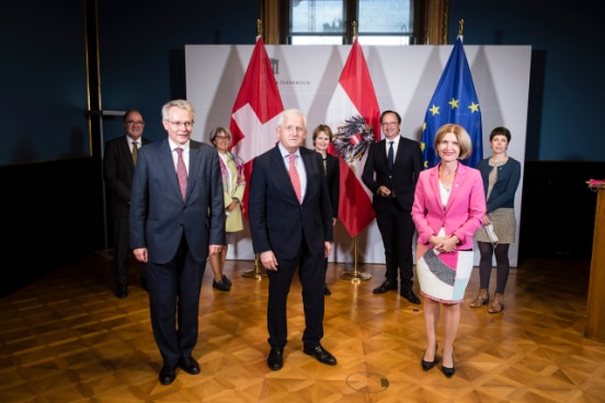 Von rechts: Bundesratspräsidentin Andrea Eder-Gitschthaler (V), Präsident des Schweizer Ständerates Hans Stöckli. Im Hintergrund: Schweizer Delegation