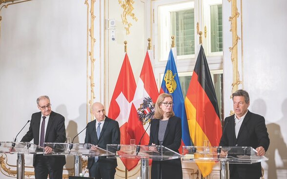 v.l.n.r.: BR Guy Parmelin, BM Martin Kocher, Regierungschef-Stellvertreterin Sabine Monauni, BM Robert Habeck