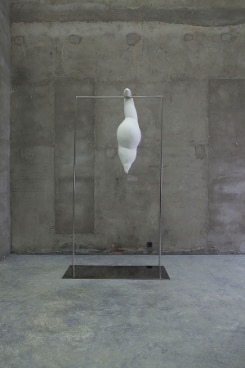 Not Vital «Hanging and Weighting», 2010 Gips und Edelstahl