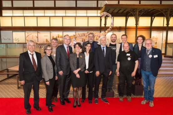 La délégation de Frick aux côtés de l’Ambassadeur Meuwly et de Madame le Directeur général de l’Institut royal des Sciences naturelles de Belgique et d’une partie de son staff rassemblés devant Ben, le platéosaure. Les conseillers municipaux de Frick, M. Thomas Stöckli (1er depuis la gauche) et Mme Susanne Gmünder Bamert (2e), l’Ambassadeur Christian Meuwly (4e), Mme Camille Pisani, Directeur général de l’Institut royal des Sciences naturelles de Belgique (5e), Mme Andrea Oettl, Directrice du musée de sauriens de Frick, M. Ben Pabst (8e), Mme Ursina Bachmann (12e).