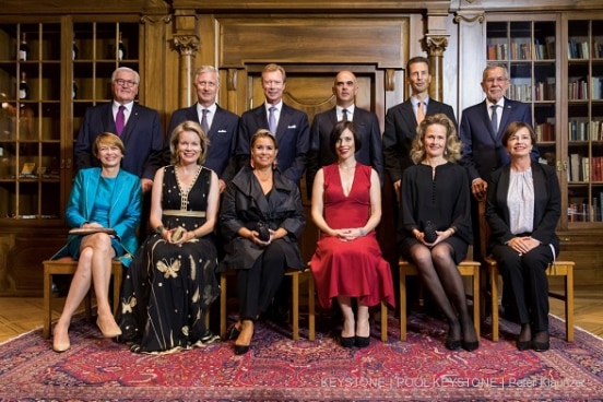 Le Président de la République fédérale d'Allemagne, le Roi des Belges, le Grand-Duc de Luxembourg, le Président de la Confédération, le Prince héritier de Liechtenstein et le Président de la République d'Autriche accompagnés par leurs épouses.  
