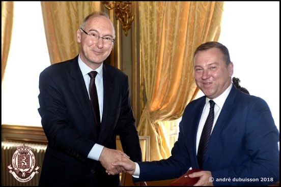 Le Gouverneur Denis Mathen avec l'Ambassadeur Christian Meuwly.