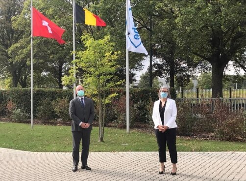 Mme Brigitte Nolet, Directrice générale Roche Pharmaceuticals Belgium avec l’Ambassadeur Philippe Brandt. 