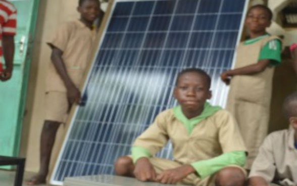 Ecoliers et panneaux solaires à l’EPP Gbècon B à Porto-Novo, peu avant leur installation 