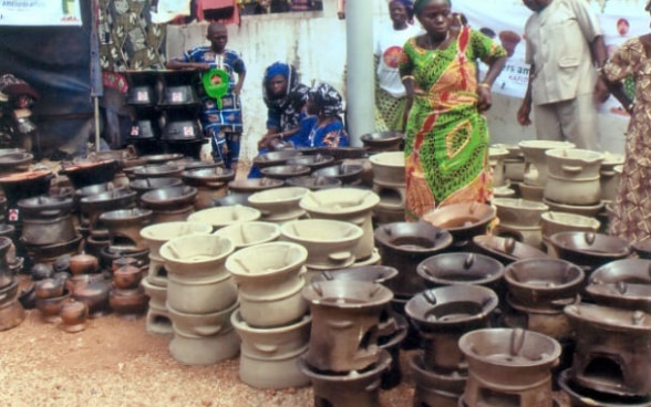 Benin_Foraine exposant les poteries de Bakperou a la Foire de Nikki