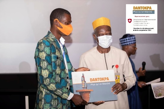 Le promoteur du Catalogue remet un exemplaire au recteur de l'Université d'Abomey-Calavi lors du lancement