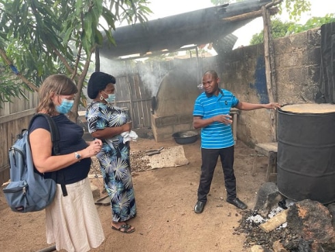 Jeune entrepreneur ''Icone Benin Cashew'', spécialisé dans la transformation des noix de Cajou en amuse-bouche, appuyé par la Coopération suisse au Bénin