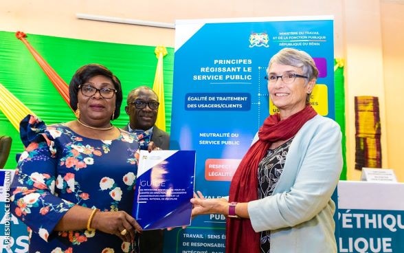 Le Ministre du Travail et de la Fonction Publique, Mme Adidjatou MATHYS et La Cheffe de Coopération Internationale de la Suisse au Bénin, Mme Elisabeth Pitteloud Alansar lors de la cérémonie de lancement du Code 