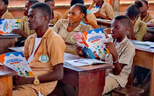 Présentation du projet ''Apprendre à entreprendre'' financé par la Coopération suisse au Bénin dans le cadre du programme ESPOIR (engagement avec le secteur privé) aux élèves du collège Ste Rita de Cotonou pour les initier à l'entrepreneuriat 